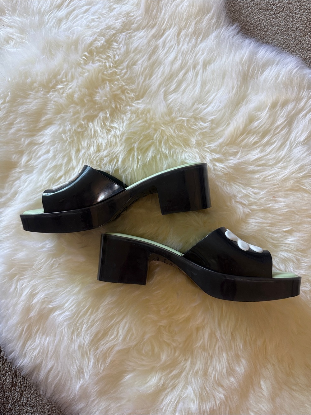Melissa Black and White Daisy shoes - Picture 2 of 8